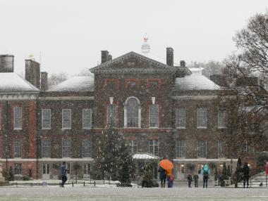 Три летища във Великобритания затвориха заради обилен снеговалеж