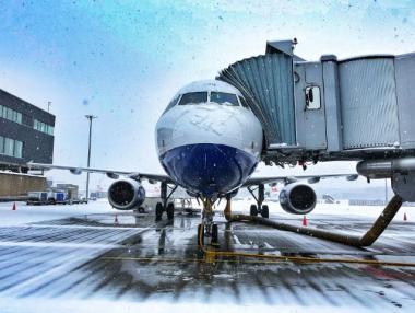 Силните снеговалежи предизвикаха хаос в трафика в Европа