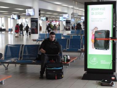 Летище София се сдоби с терминали за зареждане на телефони