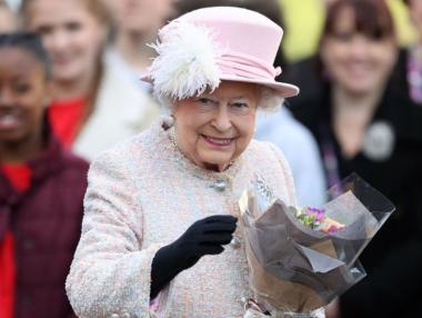 Какво подарява кралица Елизабет II на своите служители за Коледа