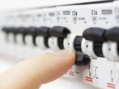 Работодатели и синдикати разкритикуваха значителното поскъпване на тока