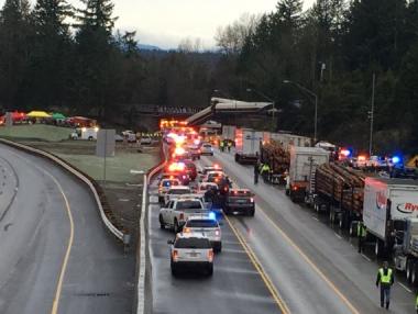 Влак дерайлира в САЩ и падна върху коли на магистрала (обновена)