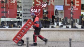 Търговци лъжат с коледни намаления, предупреждава потребителска организация