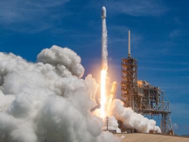 SpaceX изстреля ракета носител с десет сателита