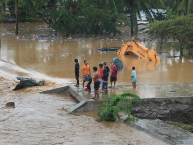 90 души загинаха, а десетки са изчезнали след тропическа буря на Филипините