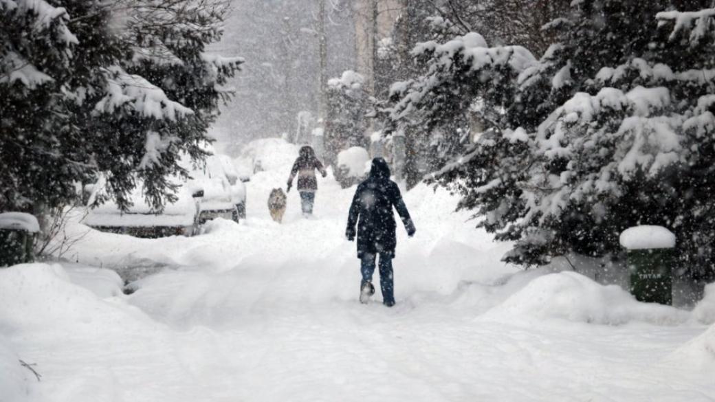 Километрични задръствания в Гърция заради обилни снеговалежи