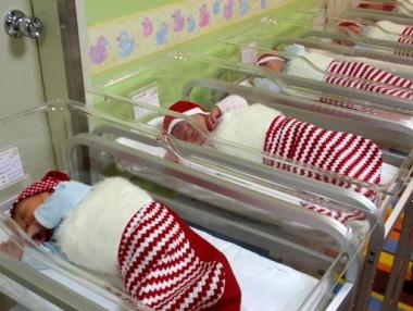 Родна болница пак облече новородените бебета в коледни чорапчета