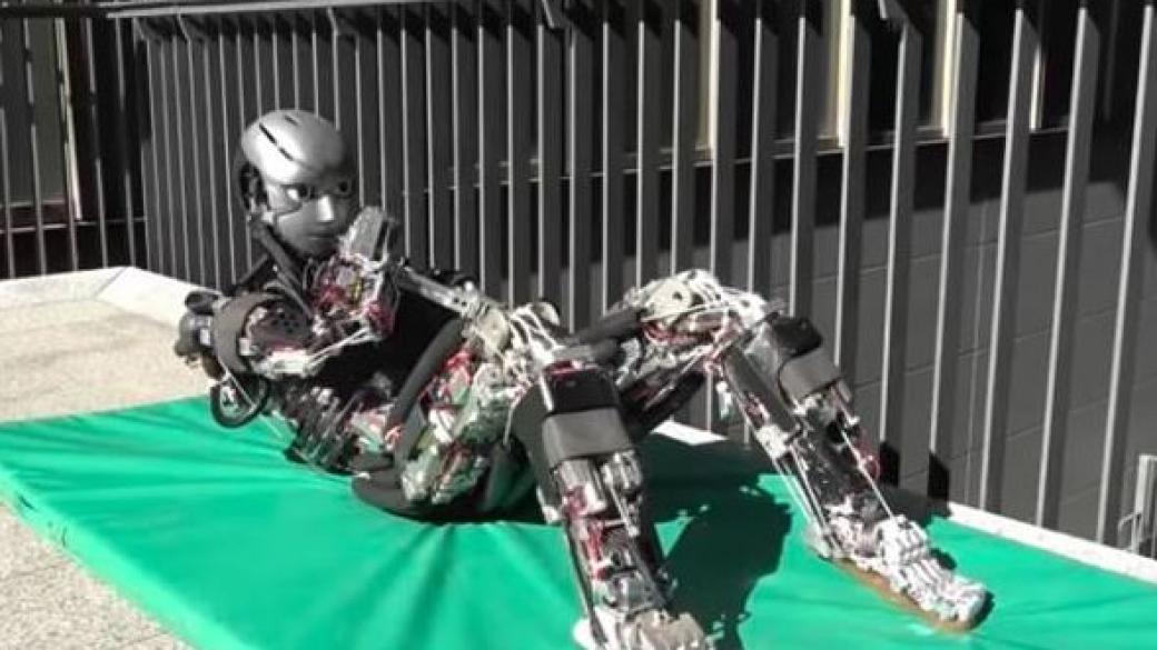 Хуманоидният робот, който прави лицеви опори и играе бадминтон