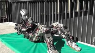 Хуманоидният робот, който прави лицеви опори и играе бадминтон