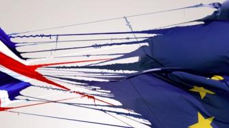 Британският парламент заплаши със санкции Facebook и Twitter