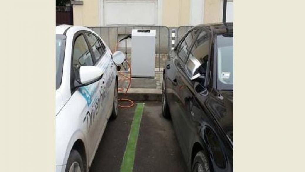 Монтирани са 2 нови зарядни колонки за електромобили до НДК в София