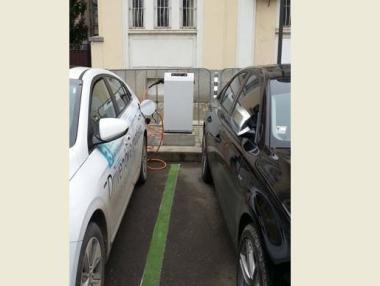 Монтирани са 2 нови зарядни колонки за електромобили до НДК в София