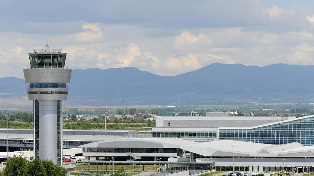 Самолет кацна аварийно на летище София след инцидент