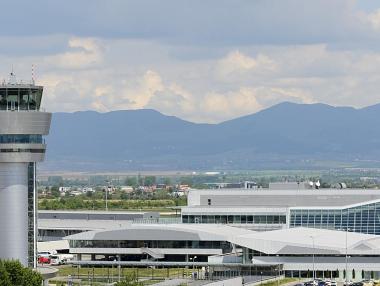 Самолет кацна аварийно на летище София след инцидент