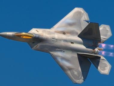 Израел удари база на „Хамас“ в отговор на ракетна атака