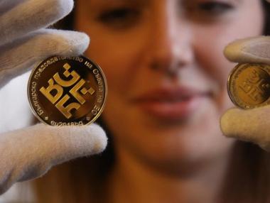 Огромна опашка пред БНБ заради евромонета