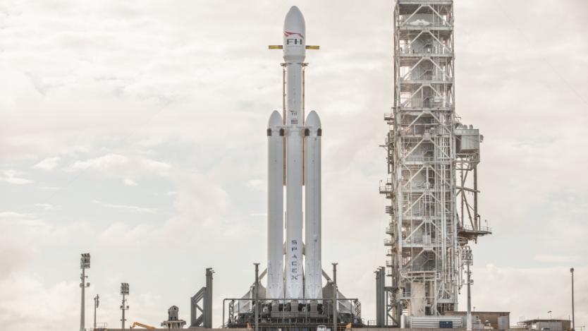 SpaceX има готовност да изстреля тежкотоварната си ракета