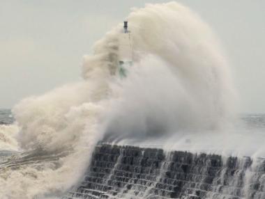 Буря със скорост над 160 км/ч разтърси Европа