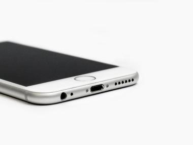 Скандалът с iPhone батериите може да струва на Apple над $10 млрд.