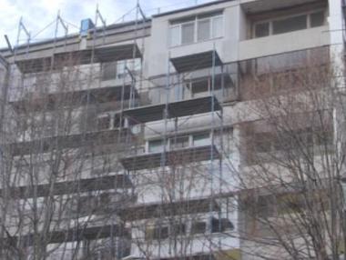 Глобяват санираща фирма, оставила блок без покрив