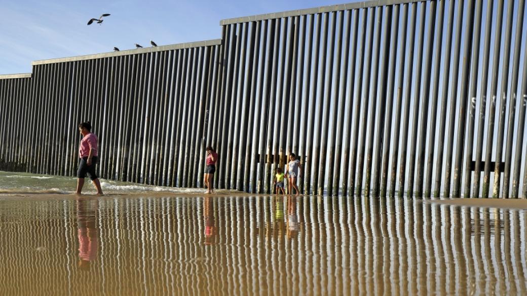 Доналд Тръмп иска $18 млрд. за удължаване на стената при Мексико