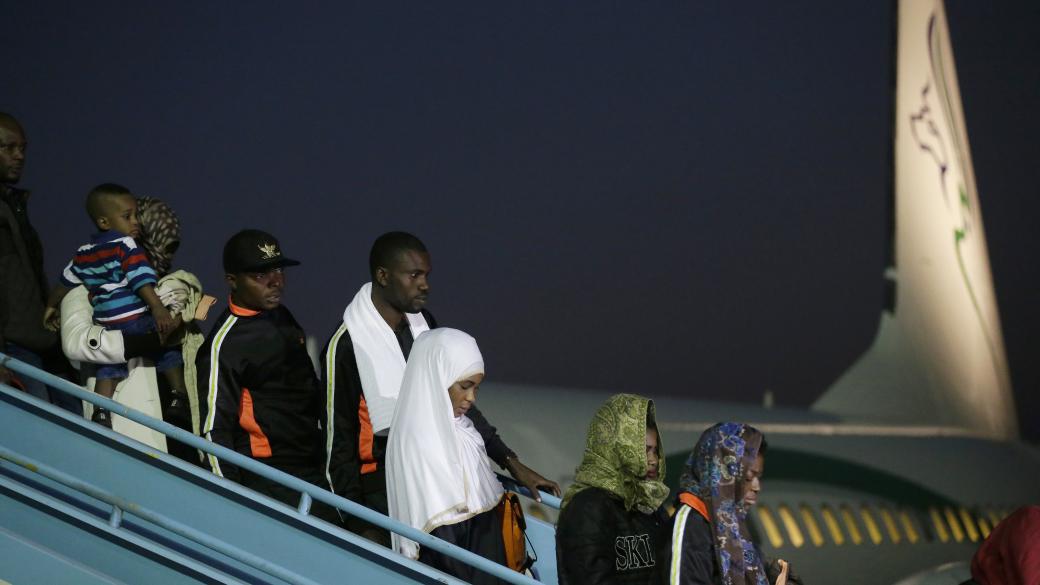 Нигерия евакуира хиляди свои граждани от Либия
