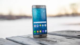 Samsung работи по смартфон с екран и от двете страни