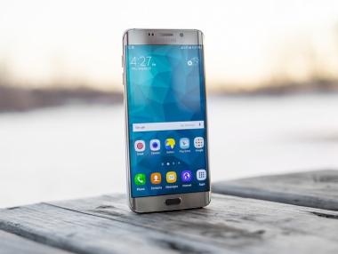 Samsung работи по смартфон с екран и от двете страни
