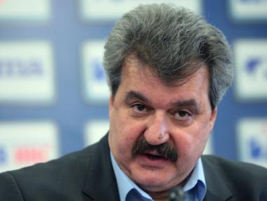 Тодор Батков подарява „Стандарт“ на журналистите