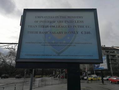 Заради 1 свален билборд полицаите могат да вземат всички на Председателството