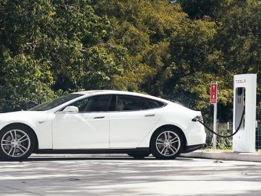 Tesla прави ресторанти край зарядните си станции