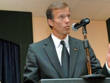 Американски сенатор призовава Apple да заменя безплатно батериите