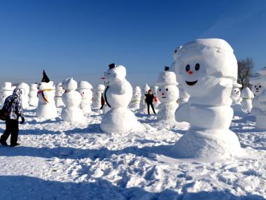 2018 снежни човеци радват посетителите в китайския град Харбин