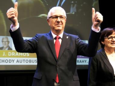 Милош Земан води на първия тур на президентските избори в Чехия