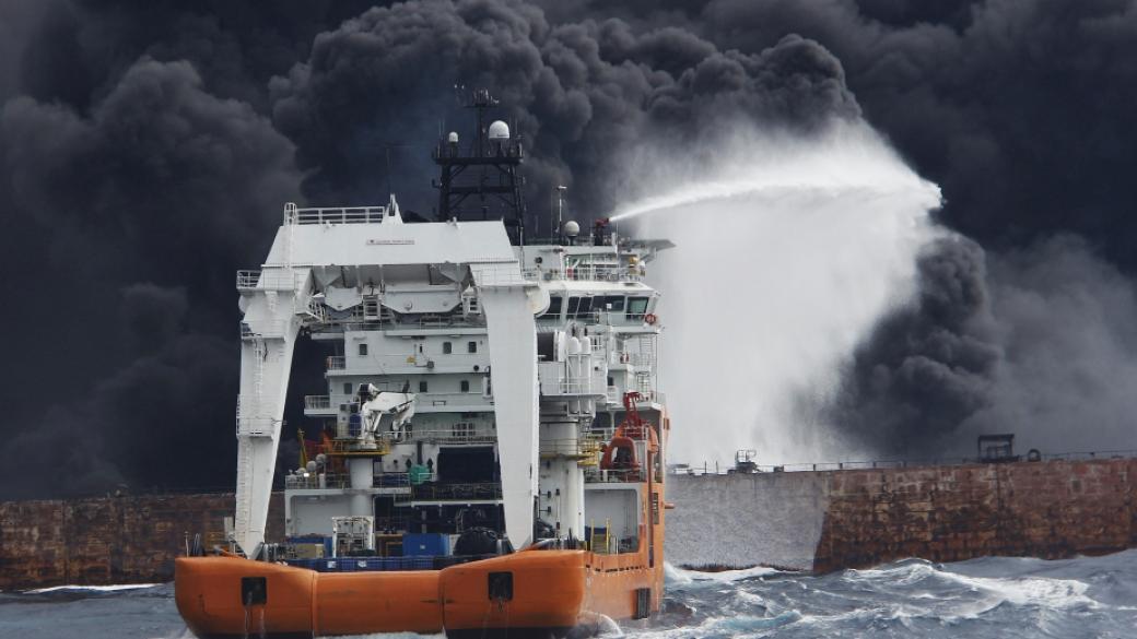 Потъна иранският петролен танкер, който гореше в Източнокитайско море