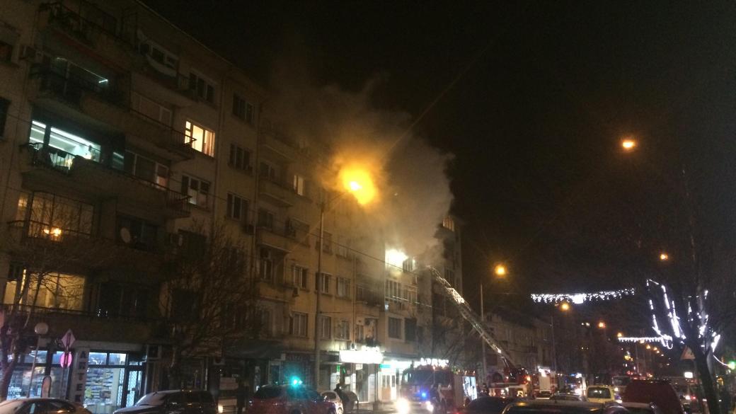 Голям пожар затруднява движението на бул. „Мадрид“