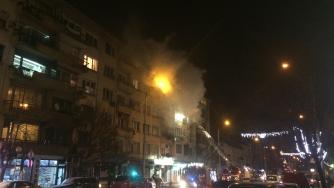 Голям пожар затруднява движението на бул. „Мадрид“