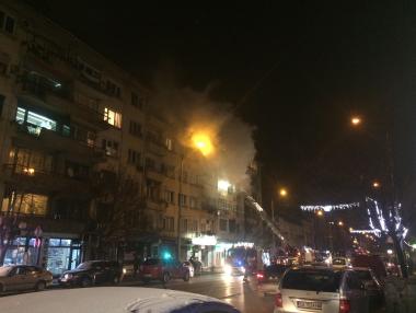 Голям пожар затруднява движението на бул. „Мадрид“