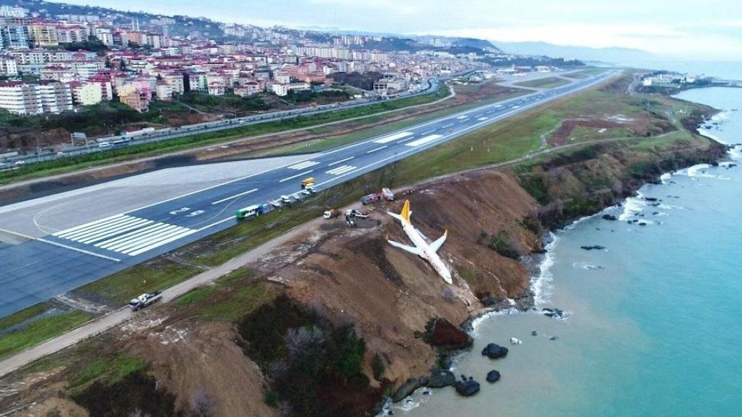 Самолет излезе от пистата и спря на склон над Черно море