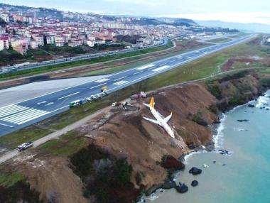 Самолет излезе от пистата и спря на склон над Черно море