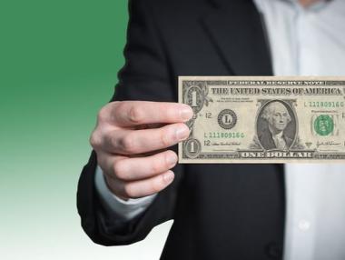 Доларът на 3-годишно дъно спрямо еврото