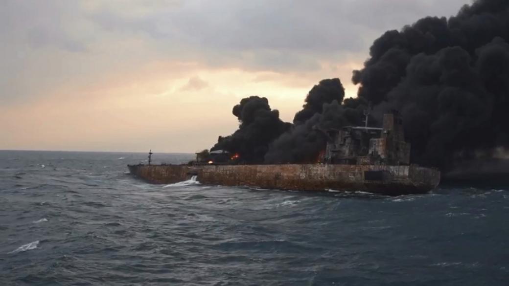 Потъналият танкер в Източнокитайско море е причинил 16-километрово нефтено петно