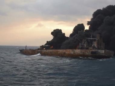 Потъналият танкер в Източнокитайско море е причинил 16-километрово нефтено петно