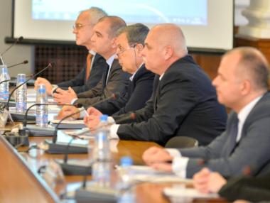 Работодателите и синдикатите излизат срещу правителството след вота на недоверие