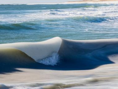 В САЩ е толкова студено, че дори вълните замръзнаха