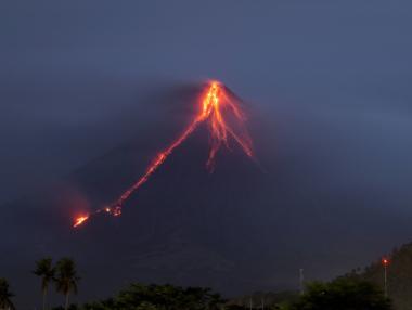 Яркочервена лава се стича по склоновете на вулкана Майон на Филипините