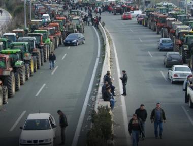 Гръцките фермери готвят пътни блокади