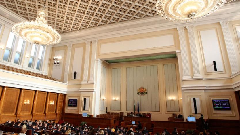 Българският парламент подписа договора за добросъседство с Македония