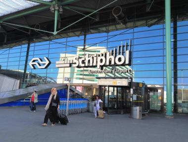 Амстердамското летище Schiphol затвори напълно за полети