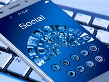 Facebook ще дава предимство на „заслужаващи доверие“ медии